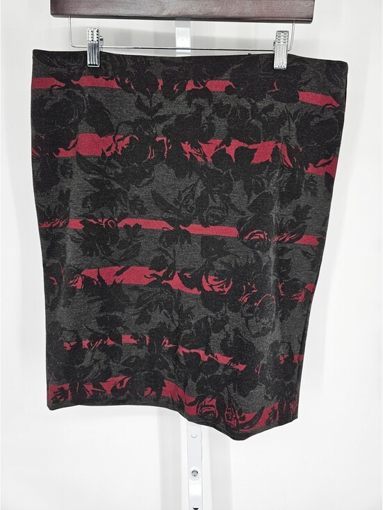 Grace Elements Dresses & Skirts - Grace Elements Womens Sz L Knee length Pencil Skirt Black Red Floral Print
